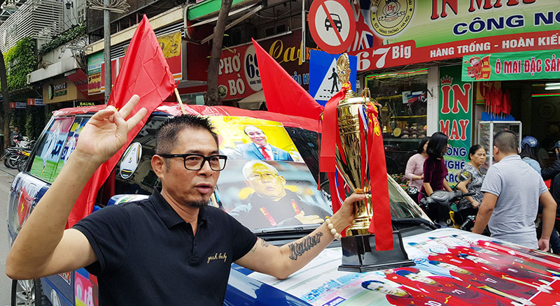 Chiếc Range Rover hạng sang cổ vũ U23 Việt Nam gây xôn xao góc phố